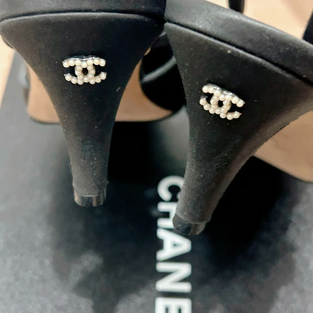 Authentic CHANEL Black Heels with Pearl Accents - Picture 4 of 7